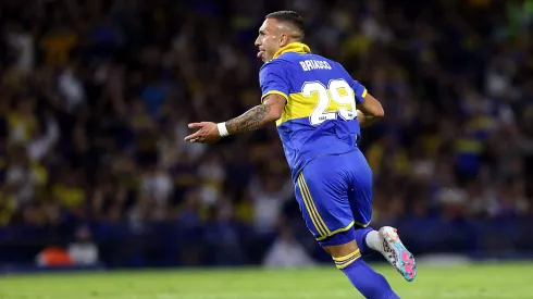 Briasco festejando un gol con la camiseta de Boca.