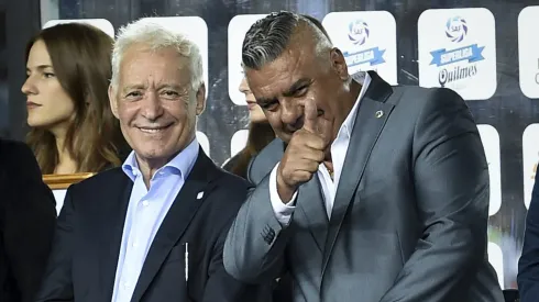 Víctor Blanco, presidente de Racing, apuntado por Enrique Hrabina.