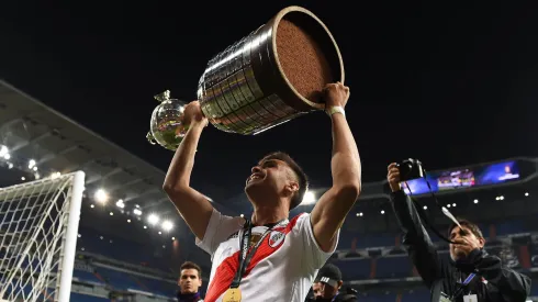 Gonzalo Martínez levantando la Copa Libertadores en Madrid.