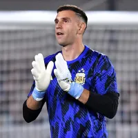 Dibu Martínez buscará ser el segundo arquero con más vallas invictas en la Selección