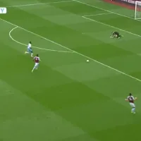 VIDEO  Dibu Martínez se resbaló, le convirtieron gol y estalló de furia en el Aston Villa