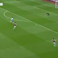 VIDEO Dibu Martínez se resbaló, le convirtieron gol y estalló de furia en el Aston Villa