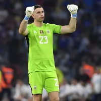 Dibu Martínez va por el invicto de Zoff: ¿Cuántos minutos le faltan?