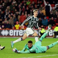 Un hincha se metió al campo de juego para hacerle un reclamo a Garnacho