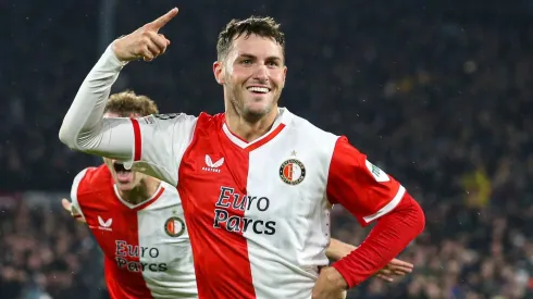 Santi Giménez la rompió en su debut en Champions League con Feyenoord.