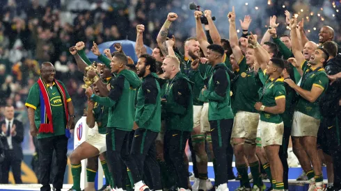 Sudáfrica levantando el trofeo en territorio francés.