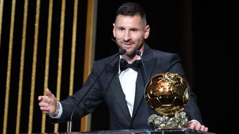 Messi junto al Balón de Oro 2023, el octavo de su carrera.