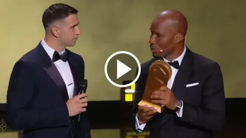 Drogba salió a defender a Dibu en Francia.