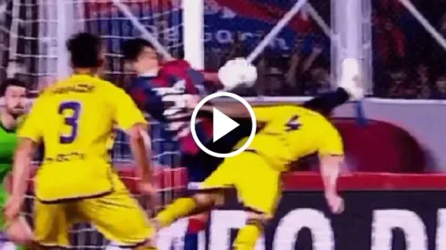 La mano de Gastón Hernández que el VAR ignoró.