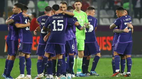 Los jugadores de la Selección Argentina celebran el triunfo ante Perú.