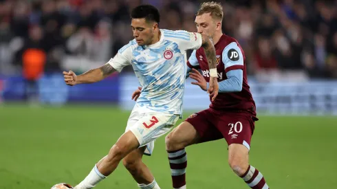 Francisco Ortega lucha por la pelota con Jarrod Bowen.