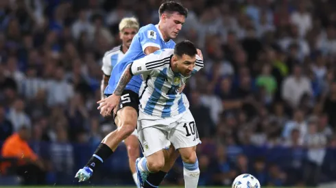 Ugarte, enfrentando a Messi en el Argentina vs. Uruguay.