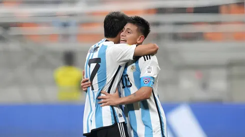 Triplete de Echeverri para la goleada argentina.