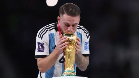 Alexis Mac Allister con la Copa del Mundo.