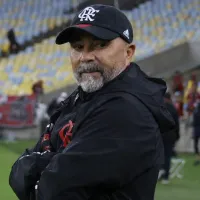 Jorge Sampaoli cerca de dirigir a un jugador de la Selección Argentina