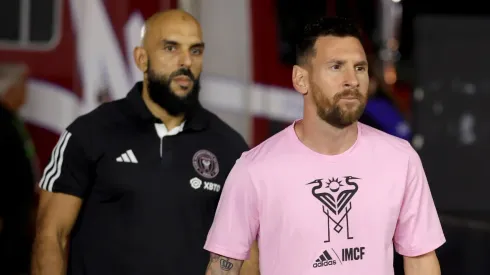 Yassine Cheuko y Lionel Messi.