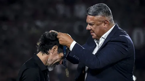 Hinchas de Estudiantes insultaron a Tapia desde las tribunas.