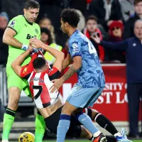 VIDEO ¡Dibu en llamas! El fuerte cruce del arquero argentino con un delantero rival