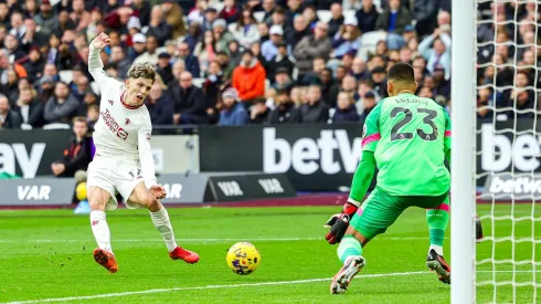 Garnacho desperdició una chance clara y no pudo ante Aréola.