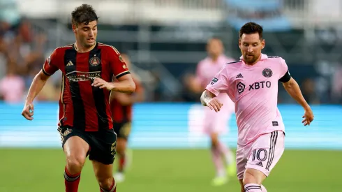 Santiago Sosa ante Lionel Messi.