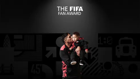 Toto Íñiguez junto a su hijo, posando para la FIFA.
