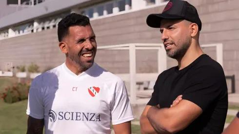 El Kun visitó al plantel profesional de Independiente en Villa Domínico.
