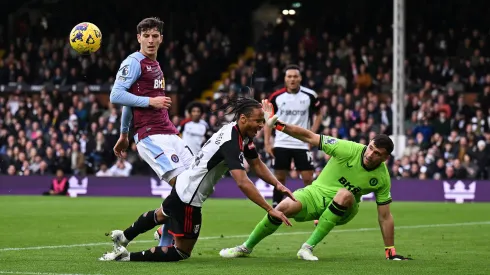 Dibu Martínez, como en la final ante Francia, evitó que Fulham le empate a Aston Villa