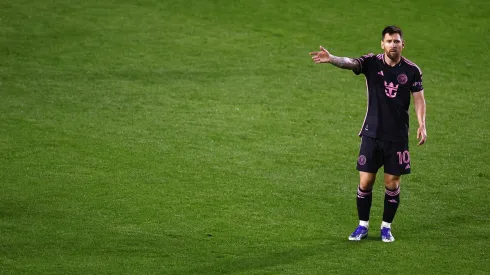 Lionel Messi, siempre en todos los detalles.