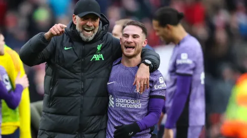 Alexis Mac Allister y su abrazo con Klopp tras la victoria de Liverpool.