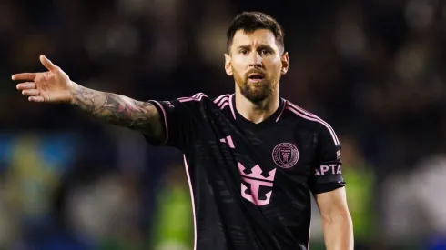 Se supo: la onerosa multa que tendrán los hinchas que invadan el campo para tocar a Messi