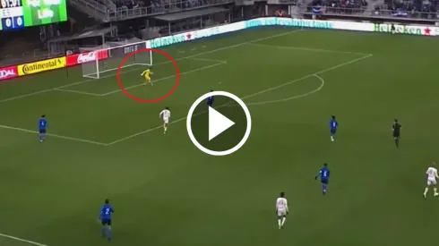 Insólito gol en contra del próximo rival de Argentina.