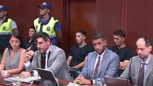 Los acusados, detrás de sus abogados.