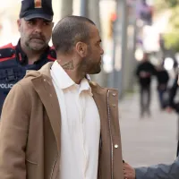 Dani Alves salió a la calle y fue increpado: \'Desgraciado, violador\'
