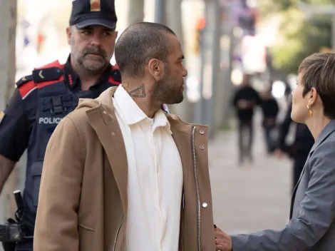 Los insultos que recibió Dani Alves tras salir a la calle por primera vez: "Desgraciado, violador"