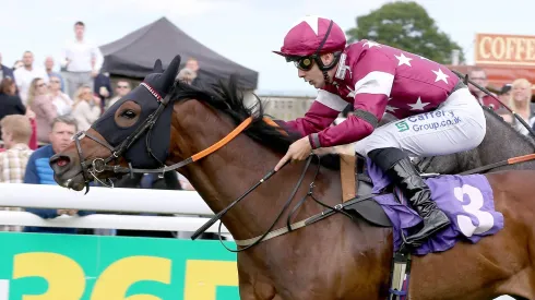 Conmoción en el turf: muere un joven de 23 años tras caerse de un caballo en una carrera