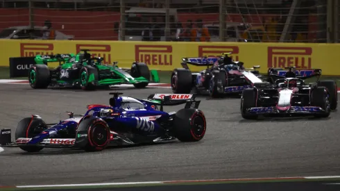 Daniel Ricciardo de RB, los dos Alpine de Esteban Ocon y Pierre Gasly, y de fondo, el Kick de Valtteri Bottas.