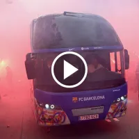 VIDEO: hinchas de Barcelona arrojaron proyectiles ¡contra el micro de su equipo!