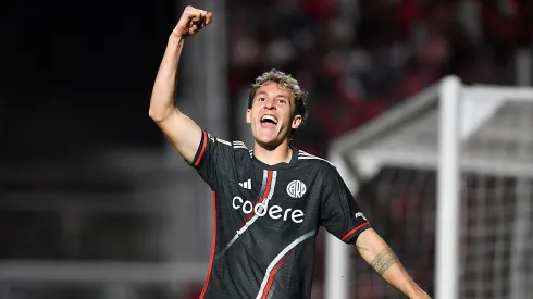 Facundo Colidio marcó un triplete ante Instituto.