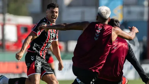 El festejo de los jugadores de Chacarita.