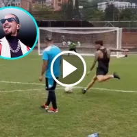 VIDEO | Maluma pateó tiros libres con Juanfer y sorprendió con su técnica