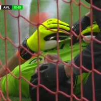 La atajada del Dibu Martínez para el Aston Villa que asustó a todos