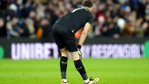 Dibu aguantó hasta el final del primer tiempo pero no pudo seguir.