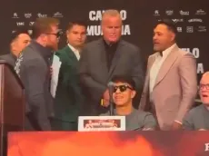 VIDEO | Canelo Álvarez casi se va a las manos con Óscar de la Hoya, a quien acusó de ser “una lacra del boxeo”