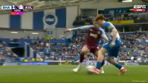 VIDEO | El Colo Barco tiró un caño magistral y se llevó una patada en la victoria de Brighton sobre Aston Villa