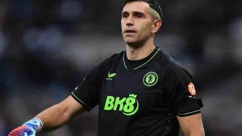 Dibu Martínez, en el equipo ideal de la prensa inglesa