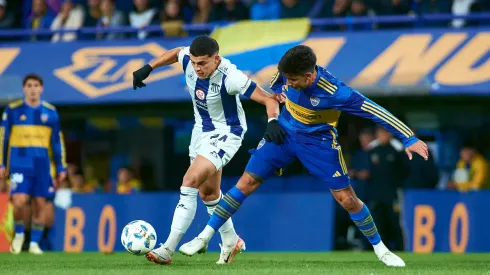 Ramón Sosa pelea por la pelota con Pol Fernández.