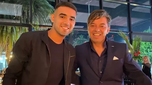 Lucas Martínez junto al Muñeco Gallardo.