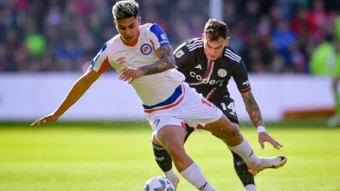 Leandro González Pirez marcando a Gonzalo Verón.