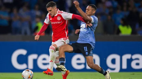 Bryan Reyna y Fabricio Bustos, en el primer duelo entre Belgrano e Inter.