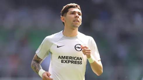 El mediocampista paraguayo de Brighton fue a ver a Boca en La Bombonera.